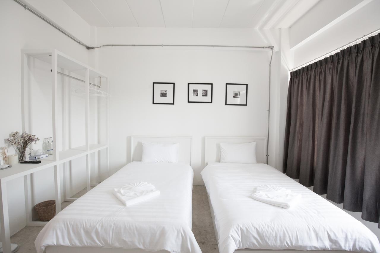 Flat White Cafe X Poshtel Hostel Lampang Exterior photo