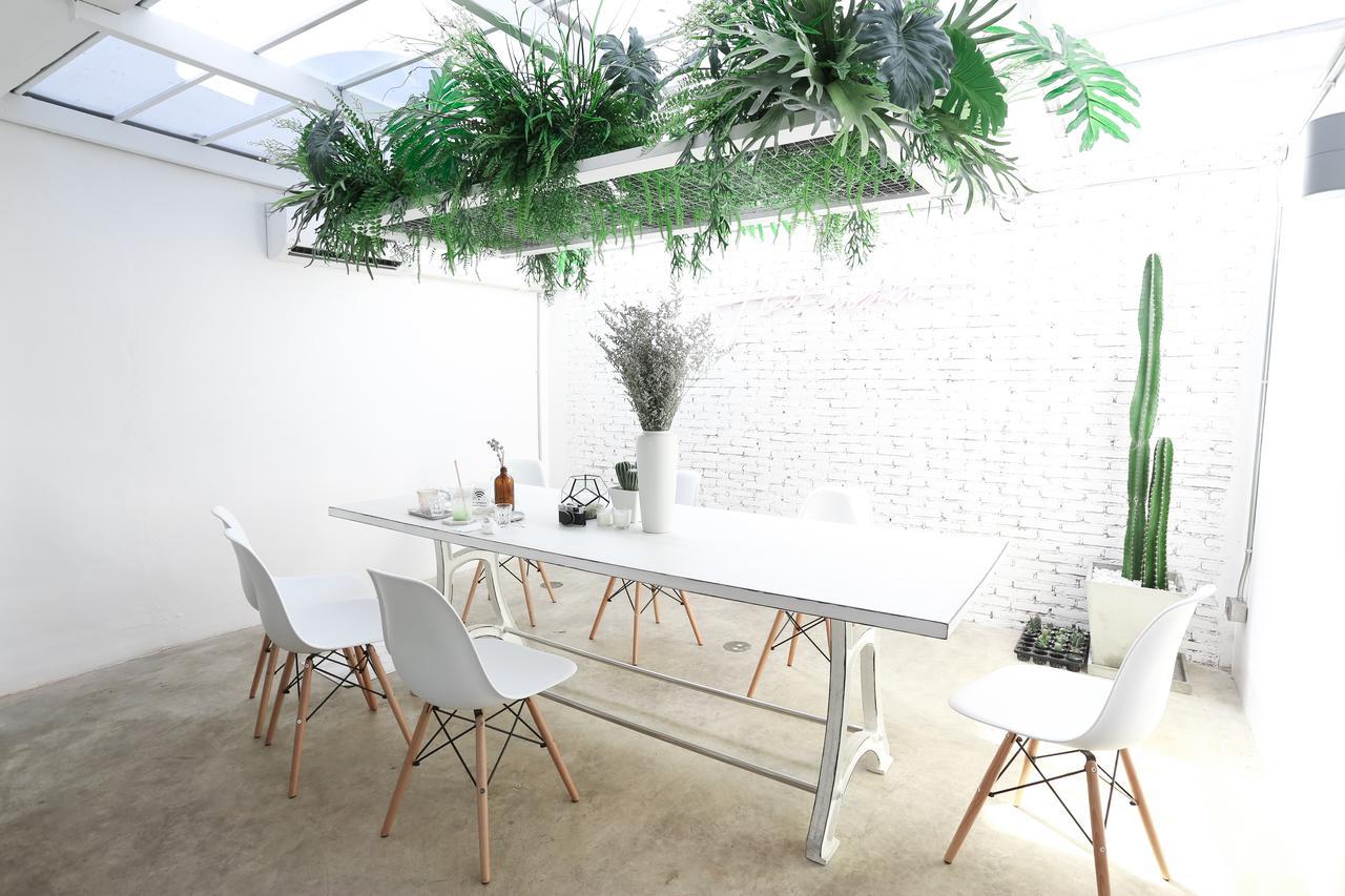Flat White Cafe X Poshtel Hostel Lampang Exterior photo