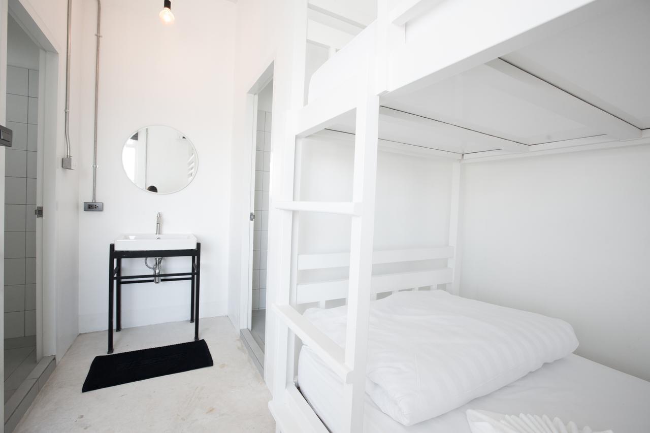 Flat White Cafe X Poshtel Hostel Lampang Exterior photo