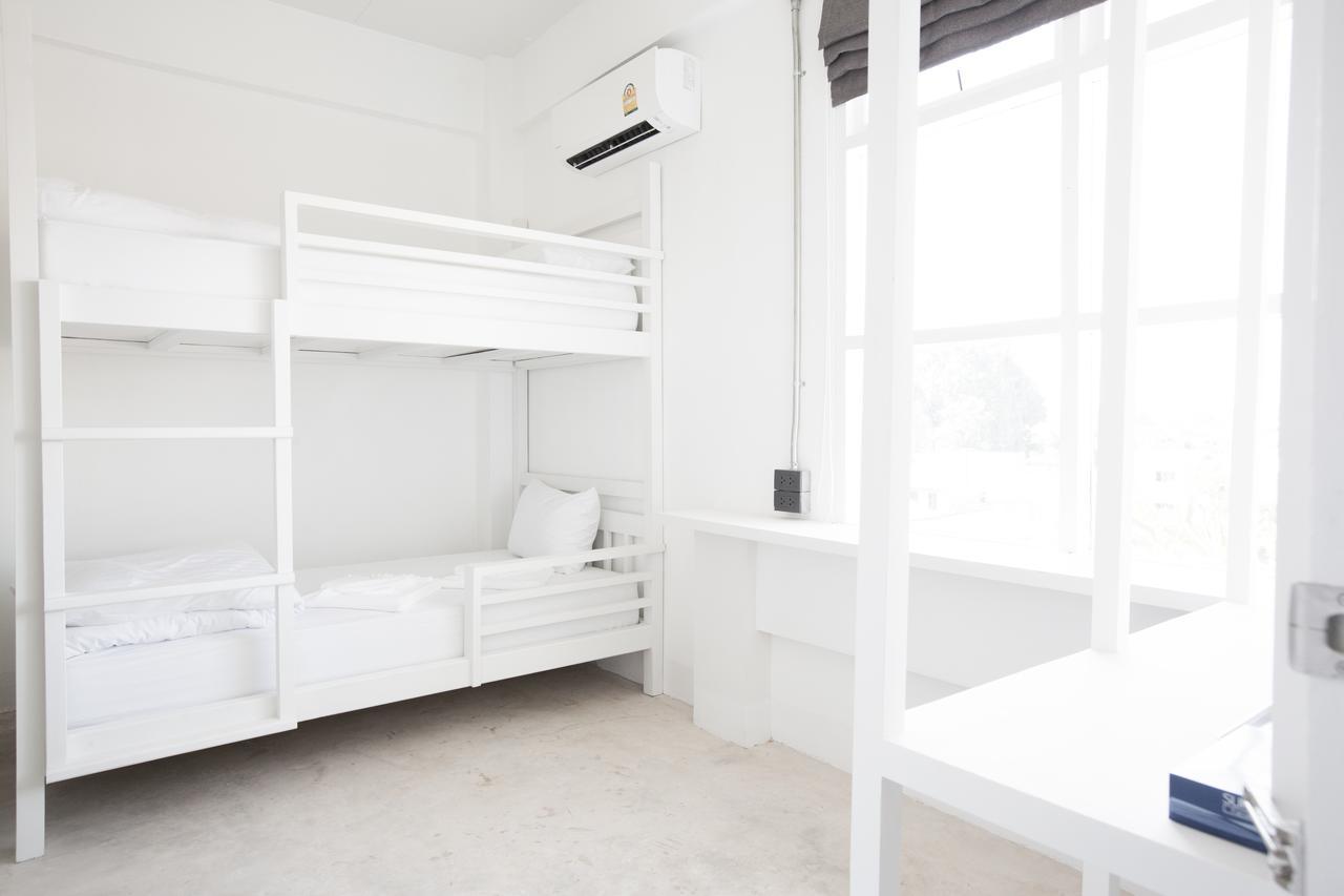 Flat White Cafe X Poshtel Hostel Lampang Exterior photo