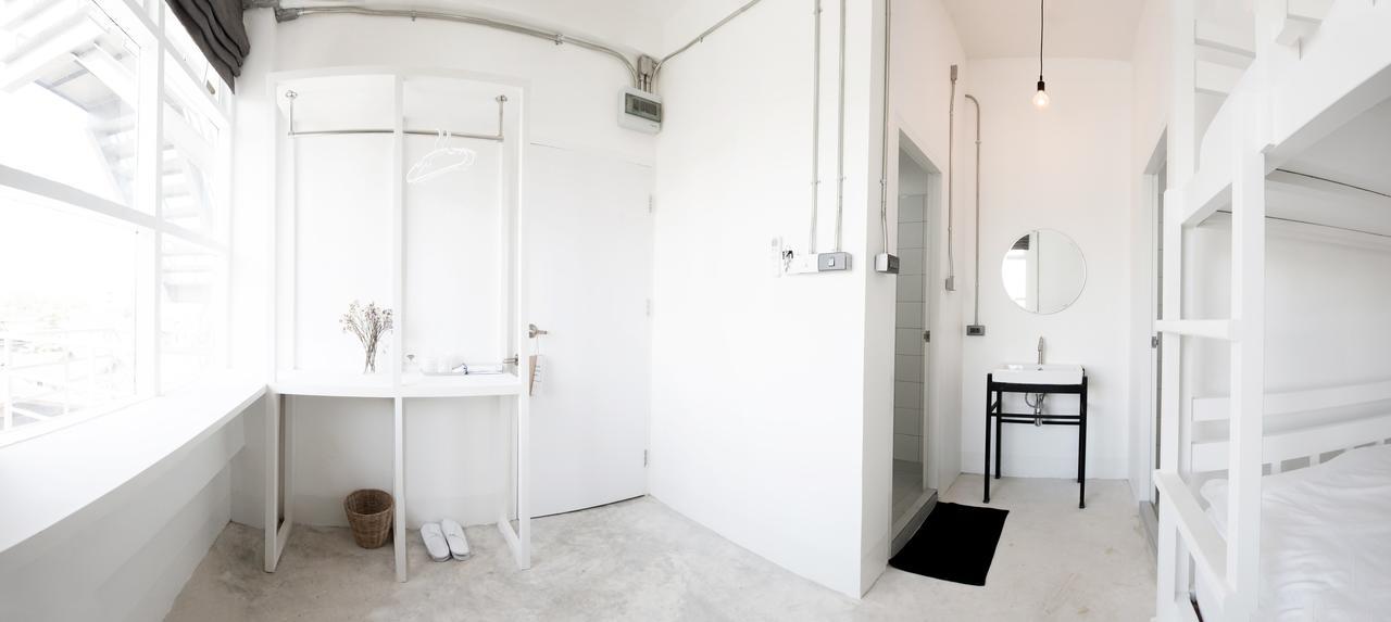 Flat White Cafe X Poshtel Hostel Lampang Exterior photo